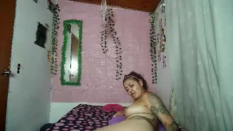 Snapshot of sexy_lolas chatting on 06-25-26, 01:27 sexy lolas online show from 06-25-26, 01:27