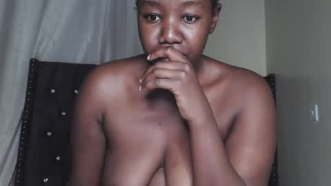 Snapshot of sexy_melanin11 chatting on 09-18-25, 04:42 sexy_melanin11 online show from 09-18-25, 04:42