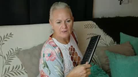 Snapshot of sexyalliekay chatting on 03-11-26, 06:19 Sexy GILF Allie Kay online show from 03-11-26, 06:19