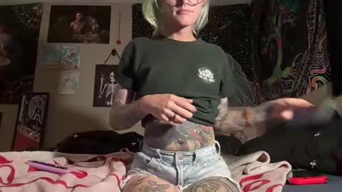 Snapshot of sexyaltftm chatting on 05-17-26, 12:08 Ollie online show from 05-17-26, 12:08
