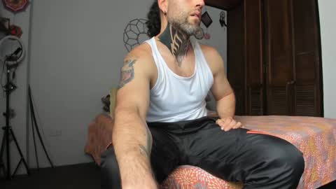 Snapshot of sexycolombian2022 chatting on 12-28-24, 06:40 Antonioylola online show from 12-28-24, 06:40