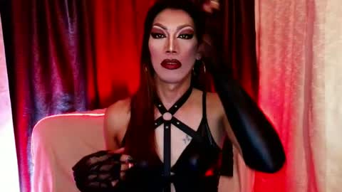 Snapshot of sexydevine_34 chatting on 06-25-26, 02:11 Devine online show from 06-25-26, 02:11
