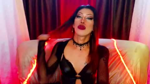 Snapshot of sexydevine_34 chatting on 07-10-26, 08:33 Devine online show from 07-10-26, 08:33