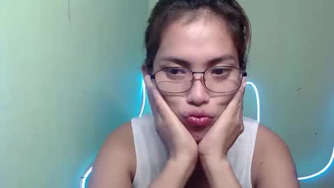 Snapshot of sexyemie29 chatting on 12-19-25, 10:44 sexyemie29 online show from 12-19-25, 10:44