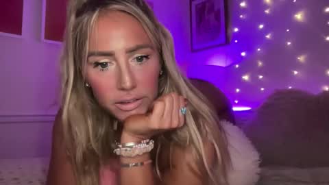 Snapshot of sexygoodvibebabe69 chatting on 05-30-26, 11:18 Ashley Love online show from 05-30-26, 11:18