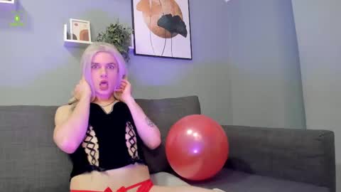 Snapshot of sexymiatrans chatting on 02-14-25, 05:36 Sexy online show from 02-14-25, 05:36