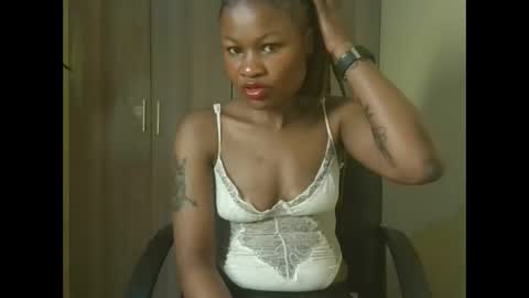 Snapshot of sexyqueenivy chatting on 11-29-25, 04:04 queenivy online show from 11-29-25, 04:04