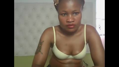 Snapshot of sexyqueenivy chatting on 12-15-25, 12:20 queenivy online show from 12-15-25, 12:20