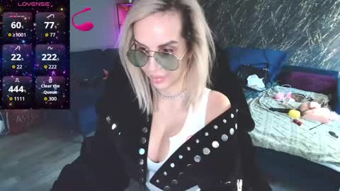 Snapshot of sexyquennina chatting on 03-16-26, 07:23 SexyQueenNina online show from 03-16-26, 07:23