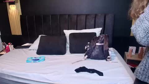 Snapshot of sexyrachel_ chatting on 10-01-25, 12:00 R A C H E L online show from 10-01-25, 12:00