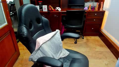 Snapshot of sexyrachel_ chatting on 11-01-25, 12:07 R A C H E L online show from 11-01-25, 12:07