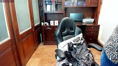 Snapshot of sexyrachel_ chatting on 11-18-25, 12:20 R A C H E L online show from 11-18-25, 12:20