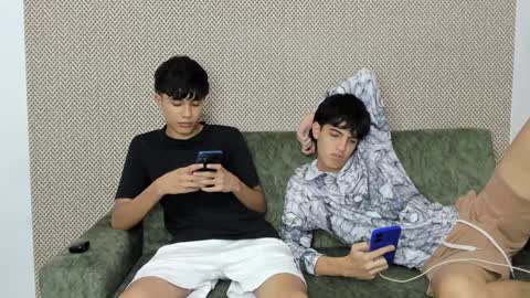 Snapshot of sexys_boys18 chatting on 01-15-25, 08:37 MATIAS-18 THIAHO -18 MAX-19 NICOKALY-19 CAIN-19 MOD ESTEBAN online show from 01-15-25, 08:37