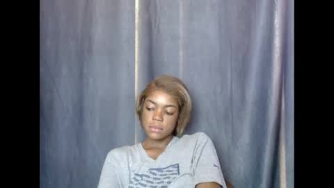 Snapshot of sexyxbunnyxx chatting on 02-23-25, 03:40 Blue online show from 02-23-25, 03:40