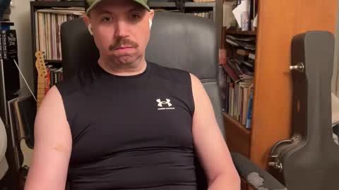 Snapshot of sfgiants1982 chatting on 10-28-25, 11:07 sfgiants1982 online show from 10-28-25, 11:07