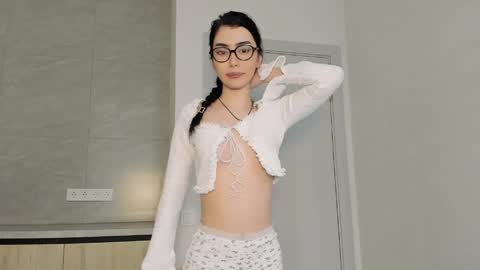 Snapshot of shahinya chatting on 05-20-26, 01:01 Nia online show from 05-20-26, 01:01