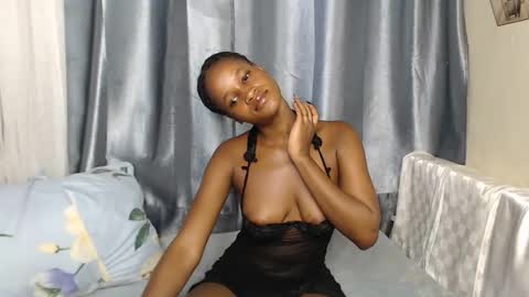 Snapshot of shakkiecam chatting on 10-17-25, 12:52 Shaky online show from 10-17-25, 12:52