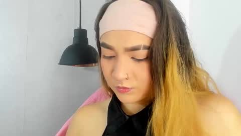 Snapshot of shanntal__ chatting on 10-17-25, 02:19 Shanntal online show from 10-17-25, 02:19