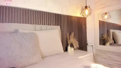 SHANON online show from 11-22-25, 06:18