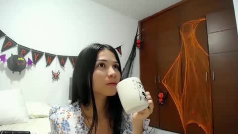 Snapshot of shantalkimberly chatting on 10-22-25, 10:20 maria online show from 10-22-25, 10:20