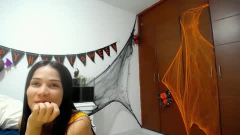 Snapshot of shantalkimberly chatting on 10-31-25, 10:22 maria online show from 10-31-25, 10:22