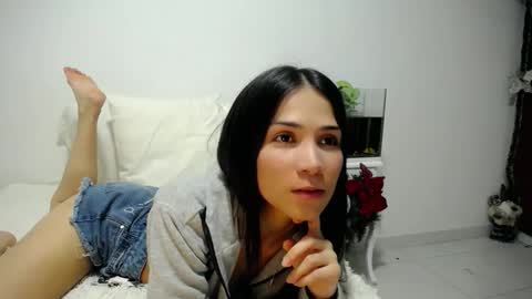 Snapshot of shantalkimberly chatting on 12-17-25, 01:33 maria online show from 12-17-25, 01:33