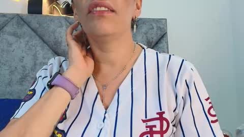 Snapshot of shantey_laurent chatting on 11-22-25, 01:43 shantey online show from 11-22-25, 01:43