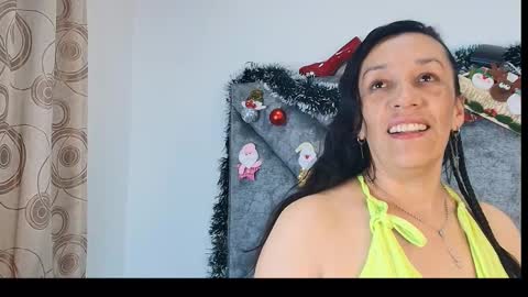 Snapshot of shantey_laurent chatting on 12-15-25, 01:26 shantey online show from 12-15-25, 01:26