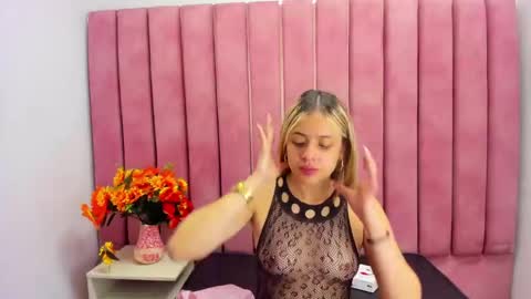 Snapshot of shanthal_fox_ chatting on 10-27-25, 12:42 shanthal online show from 10-27-25, 12:42