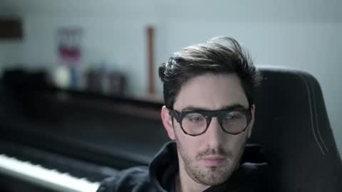 Snapshot of shape80 chatting on 12-16-25, 09:14 frenchy boy online show from 12-16-25, 09:14