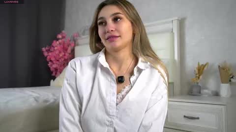 Snapshot of shararubert chatting on 02-16-26, 11:39 Ellysa and Mila online show from 02-16-26, 11:39