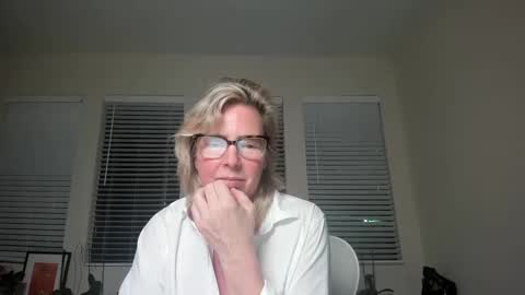 Snapshot of sharkrescue chatting on 12-01-24, 11:47 Sharkgirl online show from 12-01-24, 11:47