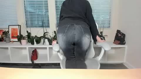 Snapshot of sharkrescue chatting on 12-03-24, 11:24 Sharkgirl online show from 12-03-24, 11:24