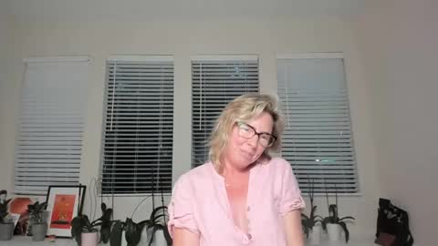 Snapshot of sharkrescue chatting on 12-04-24, 11:24 Sharkgirl online show from 12-04-24, 11:24