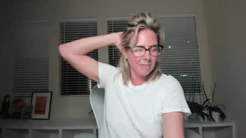 Snapshot of sharkrescue chatting on 12-20-24, 01:03 Sharkgirl online show from 12-20-24, 01:03