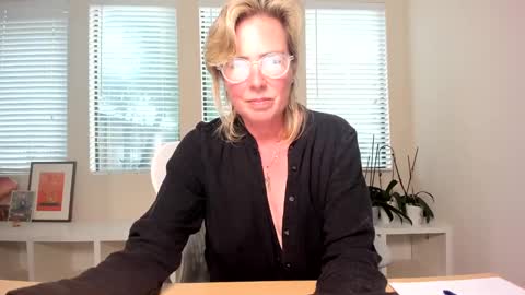 Snapshot of sharkrescue chatting on 12-22-24, 11:09 Sharkgirl online show from 12-22-24, 11:09