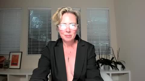 Snapshot of sharkrescue chatting on 12-24-24, 11:33 Sharkgirl online show from 12-24-24, 11:33