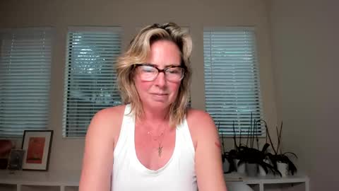 Snapshot of sharkrescue chatting on 12-27-24, 11:31 Sharkgirl online show from 12-27-24, 11:31