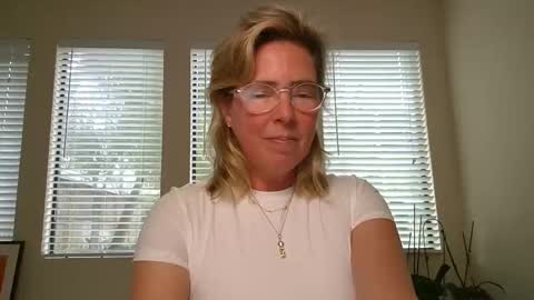 Snapshot of sharkrescue chatting on 12-28-24, 04:52 Sharkgirl online show from 12-28-24, 04:52