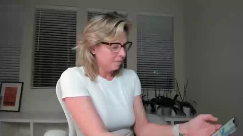 Snapshot of sharkrescue chatting on 12-29-24, 12:30 Sharkgirl online show from 12-29-24, 12:30