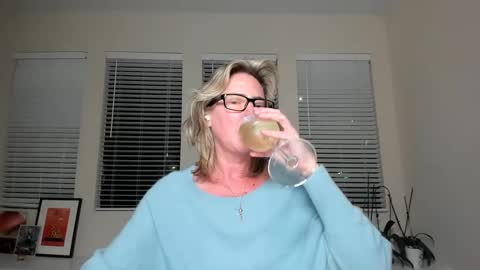 Snapshot of sharkrescue chatting on 01-02-25, 01:06 Sharkgirl online show from 01-02-25, 01:06