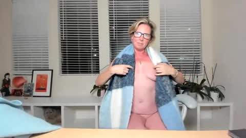 Snapshot of sharkrescue chatting on 01-03-25, 03:16 Sharkgirl online show from 01-03-25, 03:16