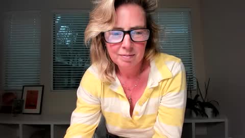 Snapshot of sharkrescue chatting on 01-09-25, 11:02 Sharkgirl online show from 01-09-25, 11:02