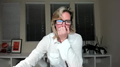 Snapshot of sharkrescue chatting on 01-13-25, 01:13 Sharkgirl online show from 01-13-25, 01:13