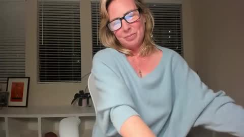 Snapshot of sharkrescue chatting on 01-14-25, 01:15 Sharkgirl online show from 01-14-25, 01:15