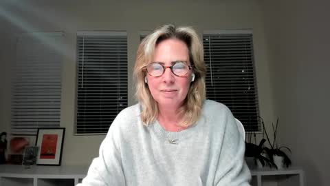 Snapshot of sharkrescue chatting on 01-16-25, 01:27 Sharkgirl online show from 01-16-25, 01:27