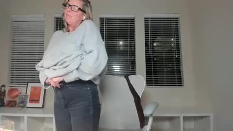 Snapshot of sharkrescue chatting on 02-18-25, 01:10 Sharkgirl online show from 02-18-25, 01:10