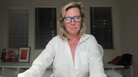 Snapshot of sharkrescue chatting on 02-26-25, 03:10 Sharkgirl online show from 02-26-25, 03:10