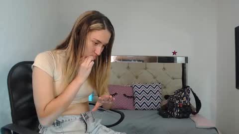 Snapshot of sharlotte__jones chatting on 03-06-25, 02:18 Sara online show from 03-06-25, 02:18