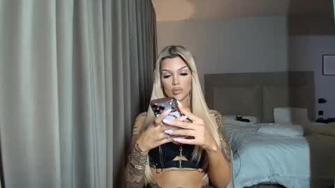 Snapshot of shayblonde chatting on 03-25-26, 08:26 shayblonde online show from 03-25-26, 08:26